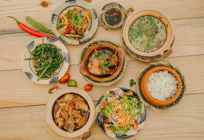Điều gì tạo nên sự kết hợp hoàn hảo giữa cơm niêu và món ăn kèm?