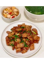 Thịt ba chỉ cháy cạnh xào đậu bún
