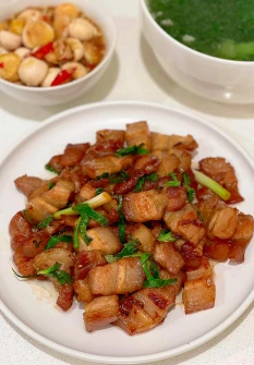 Thịt ba chỉ cháy cạnh xào đậu bún
