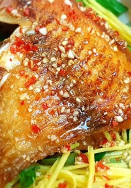 Cá diêu hồng chiên + xoài bằm