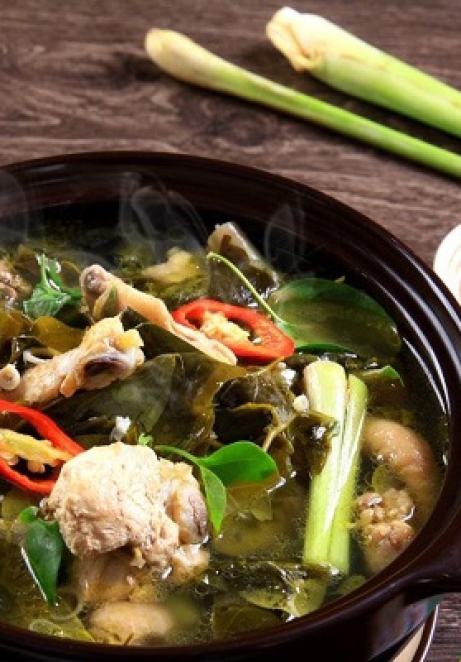 Canh gà nấu lá giang