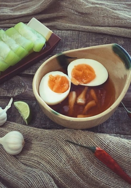 Trứng luộc lòng đào - bầu luộc