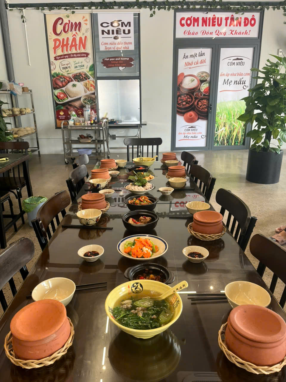Thưởng thức cơm niêu truyền thống tại Cơm Niêu Tân Đô